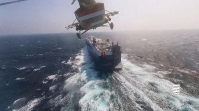 紅海でギャラクシー・リーダー貨物船の上空を飛行するフーシ派の軍用ヘリコプター。(ロイター/ファイル）