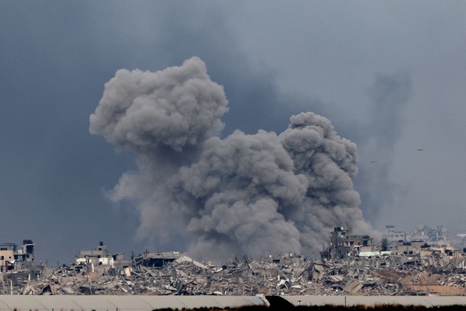 パレスチナ武装勢力ハマスとの戦闘が続くパレスチナ自治区で、イスラエル軍の爆撃後に上がった煙。（AFP通信）