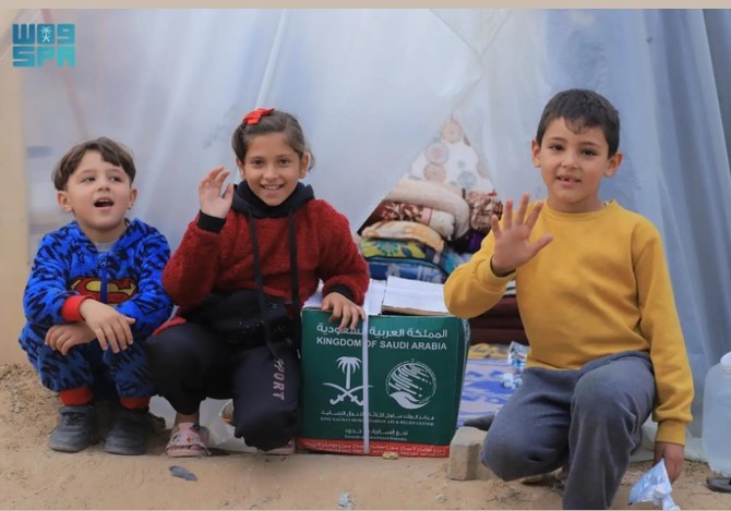 サルマン国王人道援助救援センター（KSrelief）は22日、パレスチナ赤新月社と協力し、ガザ地区南部のラファにある難民キャンプで食料バスケットを配布した。（SPA）
