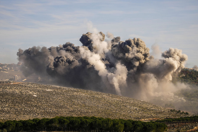 2023年12月10日日曜日、レバノン南部、イスラエルとの国境の村ヤルーン郊外でのイスラエル軍の空爆により立ち上る黒煙。(AP Photo/Hassan Ammar)