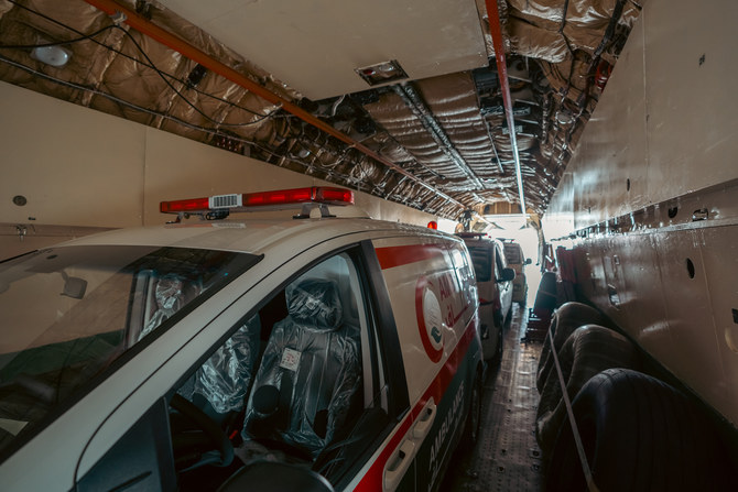 アラブニュースの記者は、サウジアラビアの援助機関KSreliefと共に救急車や援助物資を届け、エジプトのアル・アリシュ空港から人々を避難させる手助けをしながら、その旅を記録している。(写真：Abdulrahman Shalhoub）