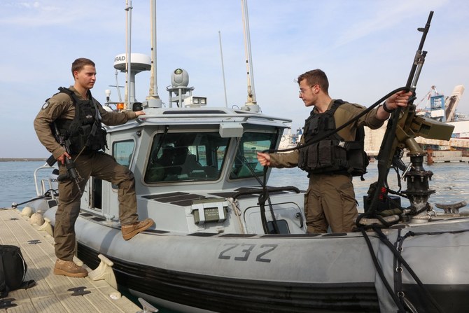 イスラエルと武装集団ハマスの戦闘が続く中、アシュドッドのイスラエル海軍基地で、イスラエル海軍兵士は、地中海のガザ地区周辺海域へ出航する前に軍艦「Snapir」の準備をしている（AFP）