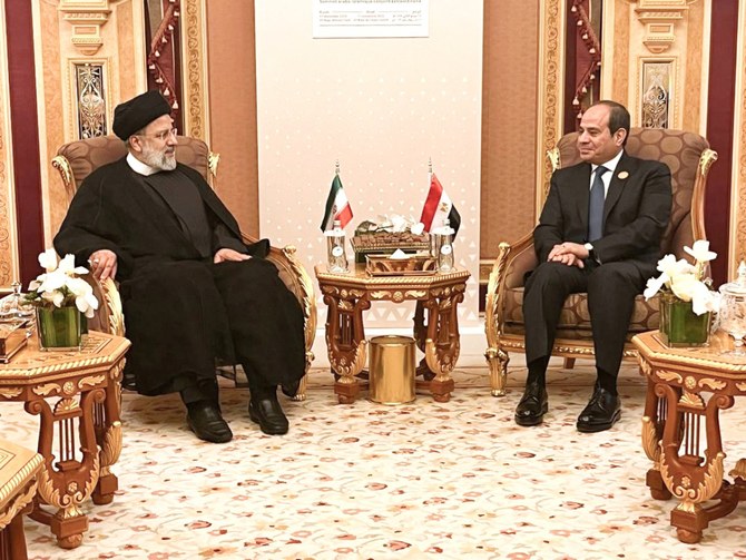 昨年11月にリヤドで行われたアラブ連盟とイスラム協力機構 (OIC) の緊急会議中に、イランのエブラーヒーム・ライースィー大統領 (左) とエジプトのアブドルファッターフ・アッシーシー大統領が会談しているファイル写真 (AFP)