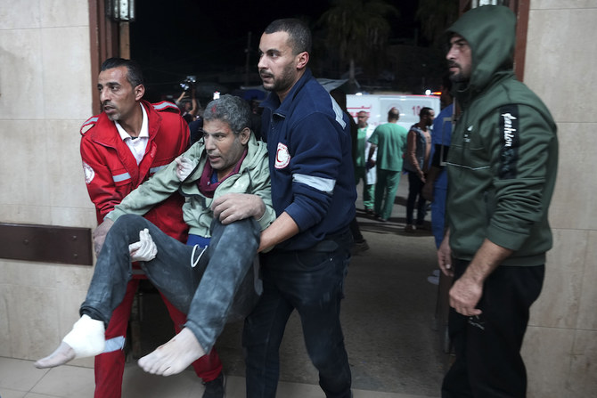 2023年12月19日火曜日、イスラエルによるガザ地区への砲撃で負傷したパレスチナ人が、ガザ地区のデイル・アル・バラの病院に運び込まれている。（AP）