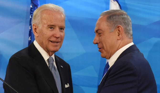 エルサレムの首相官邸で共同声明を発表し、握手するジョー・バイデン米大統領とベンヤミン・ネタニヤフ首相。（AFP）