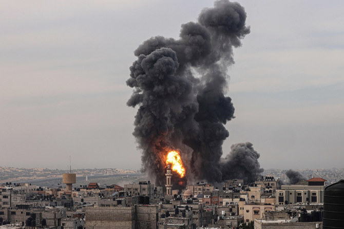 2023年12月20日、イスラエルとパレスチナ過激派組織ハマスとの戦闘が続く中、イスラエルがガザ地区南部のラファを空爆、煙が立ちのぼる。（AFP）