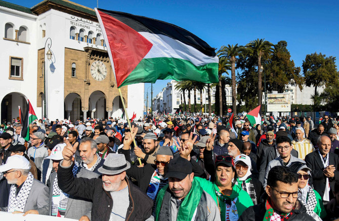 2023年12月24日、ラバトでの抗議活動にて、イスラエルとパレスチナの過激派組織ハマスによる紛争が続くなか、ガザとの連帯を示しパレスチナの旗を振るモロッコの人々。（AFP)