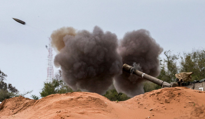 2023年12月24日、イスラエル南部のガザ地区との境界付近から、イスラエル軍の自走砲榴弾砲が発射されている（AFP） 