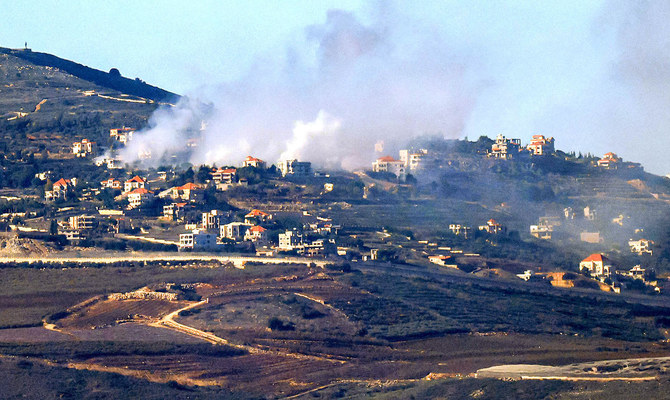 国境を越えた緊張が続く中、イスラエルによる砲撃を受けて、レバノン南部のオダイス村の屋敷から煙が立ちのぼる（月曜日）。(AFP＝時事）