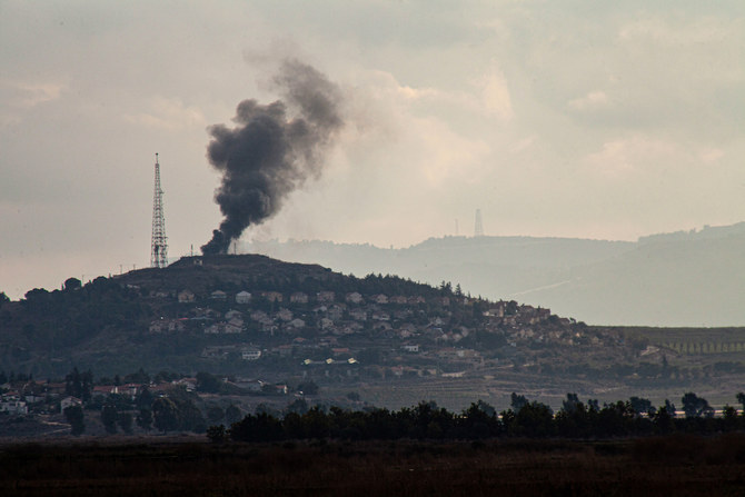 メトゥラに面したレバノン南部国境の村キヤム。ヒズボラがイスラエル軍の駐屯地を攻撃した後、煙が立ちのぼる。（ファイル/AFP）