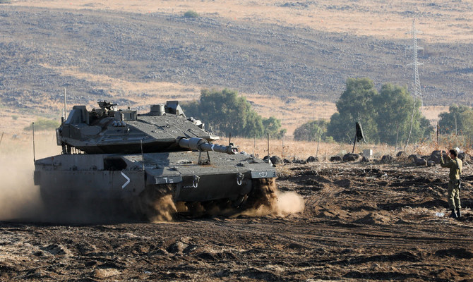 イスラエル北部、レバノンとの国境付近で所定の位置に移動するイスラエルの戦車メルカバ(AFP)
