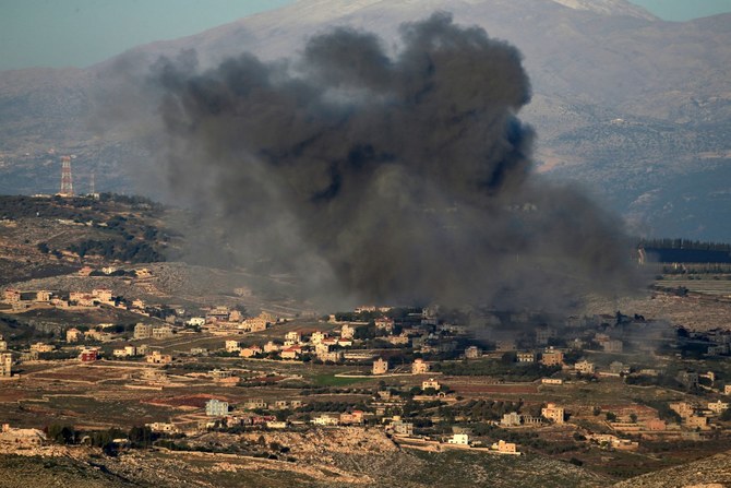 12月26日、イスラエル軍の砲撃後、イスラエルとの国境に近いレバノン南部のメイス・エル・ジャバル村に煙が立ち込める（AFP）