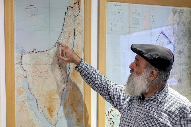 シナイ半島、ゴラン高原、ヨルダン川西岸地区、東エルサレムなど、1967年の6日間戦争後にイスラエルが占領した地域を示す地図上で、ガザ地区を指さすグシュ・カティフの元イスラエル人入植者オデッド・ミズラチ氏（File/AFP）