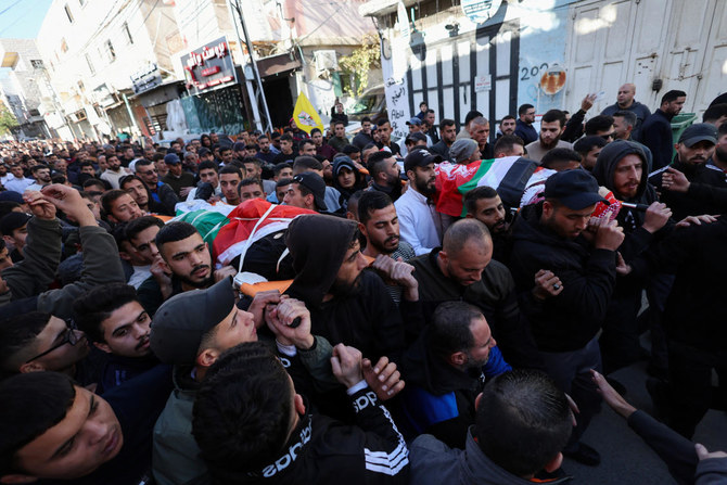 イスラエル占領下のヨルダン川西岸地区、ヘブロン近郊のファワル難民キャンプで、イスラエル軍との衝突で死亡したパレスチナ人の葬儀で、遺体を運ぶ人々。（ロイター）