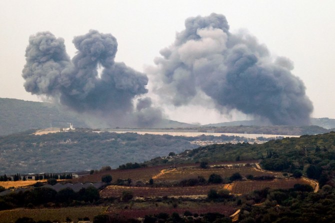 イスラエルとガザ地区のハマスとの戦闘が続く中、国境を越えた緊張が高まりつつある。イスラエル軍の砲撃を受け、レバノン南部のマルワヒン村に煙が立ちこめる。（AFP）