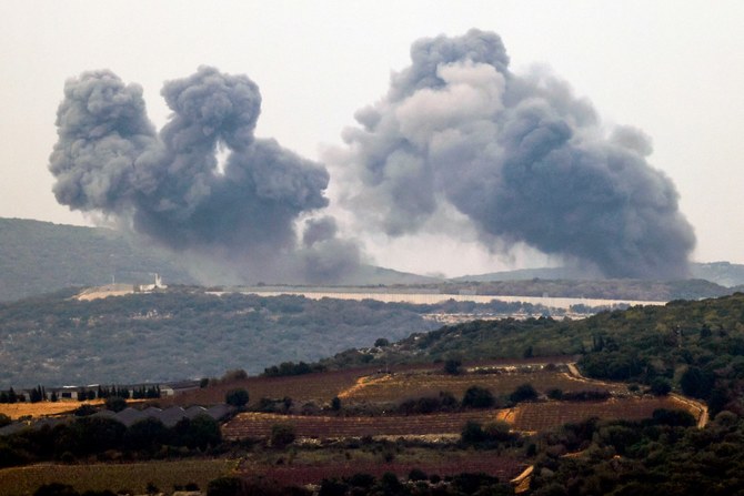 イスラエルとガザ地区のハマスとの戦闘が続く中、国境を越えた緊張が高まりつつある。イスラエル軍の砲撃を受け、レバノン南部のマルワヒン村に煙が立ちこめる。(AFP)