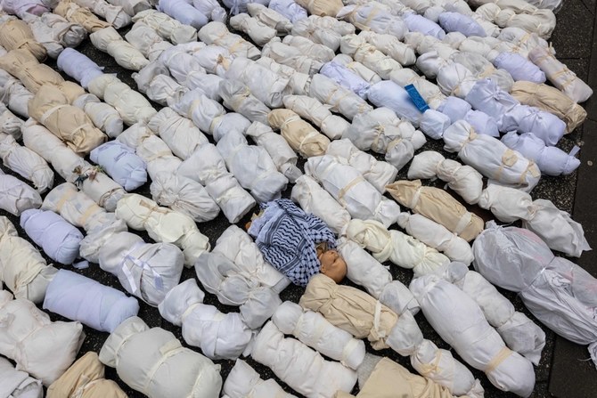 マンハッタンのミッドタウンで静かな行進と抗議行動が行われている間、ガザで殺害された数千人の子供たちを表現した数百の小さな人形が並べられた。（AFP）