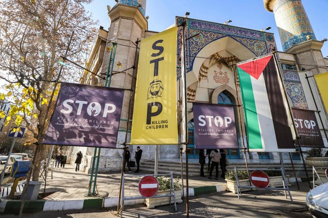 テヘラン市内の通り沿いのモスクの外に掲げられた、イスラエルを非難しガザ地区での紛争終結を求める幕。（AFP）