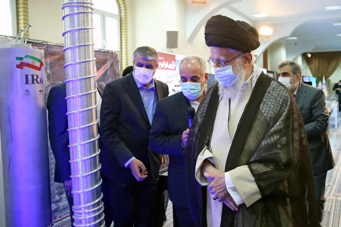 イランの最高指導者であるアリー師が、テヘランで開催された同国の原子力産業の功績を紹介する展示会を訪問した。（Khamenei.ir/AFP）