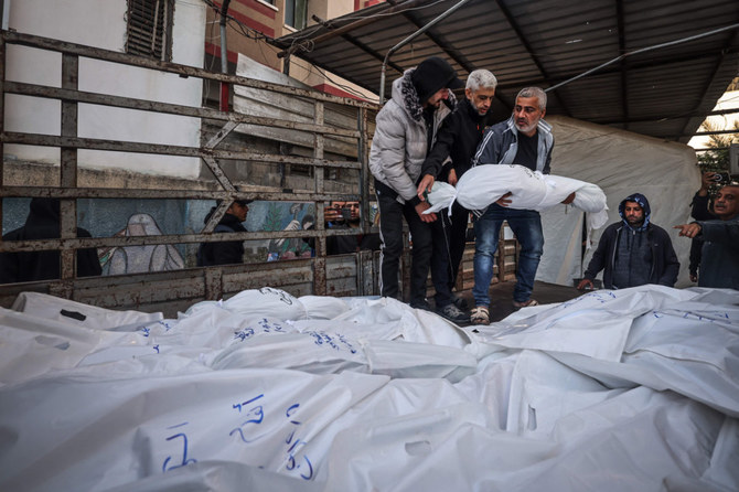 2023年12月29日、イスラエルの爆撃で亡くなったラファ市民の遺体は布で包まれ、アル・ナジャル病院の外に埋葬するためトラックに載せられた。(AFP)