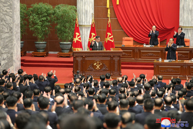 平壌で開催された朝鮮労働党第8期中央委員会の全体会議に出席し、身振り手振りをする北朝鮮の金正恩委員長。写真は朝鮮中央通信が2023年12月31日に発表したもの。(KCNA via REUTERS)