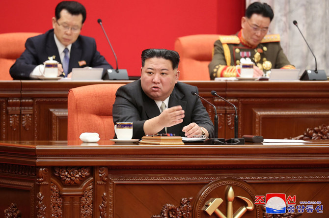 平壌で開かれた朝鮮労働党第8期中央委員会の全体会議に出席し、身振り手振りをする北朝鮮の金正恩委員長。写真は朝鮮中央通信が2023年12月31日に発表したもの。(KCNA via REUTERS)