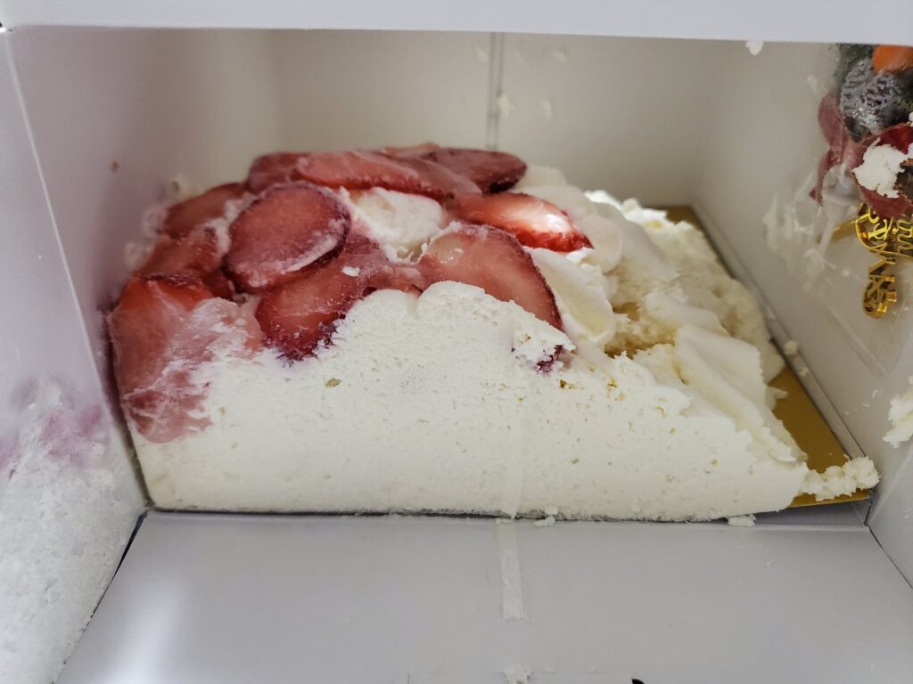 高島屋は昨年も同じケーキを販売した。当時の製造工程では凍結期間が２週間だったのに対し、今年はイチゴの入荷遅れで２０～２５時間に大幅短縮されたという。 (@ndakr3 on X)