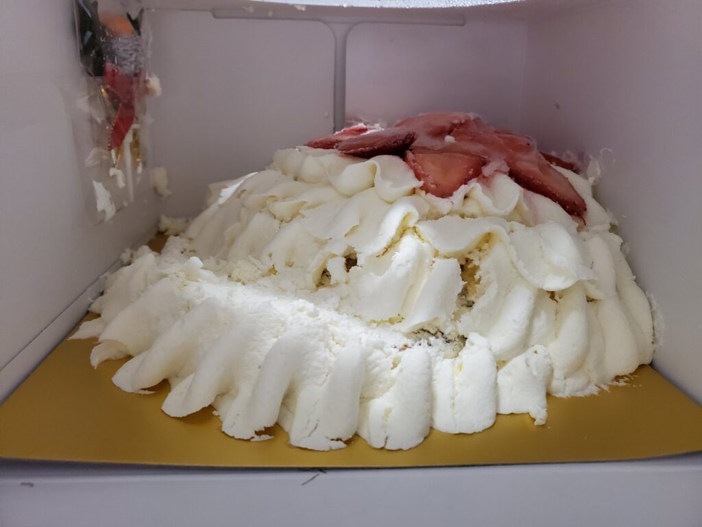 高島屋は昨年も同じケーキを販売した。当時の製造工程では凍結期間が２週間だったのに対し、今年はイチゴの入荷遅れで２０～２５時間に大幅短縮されたという。 (@ndakr3 on X)