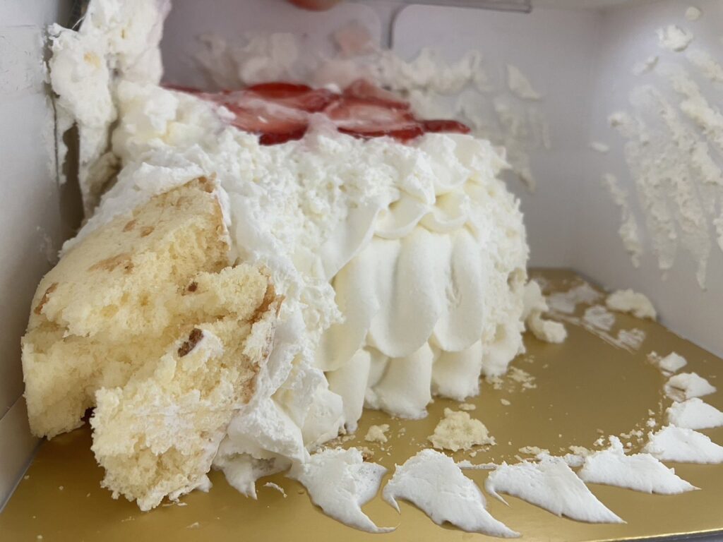 高島屋は昨年も同じケーキを販売した。当時の製造工程では凍結期間が２週間だったのに対し、今年はイチゴの入荷遅れで２０～２５時間に大幅短縮されたという。 (@kanemarja on X)