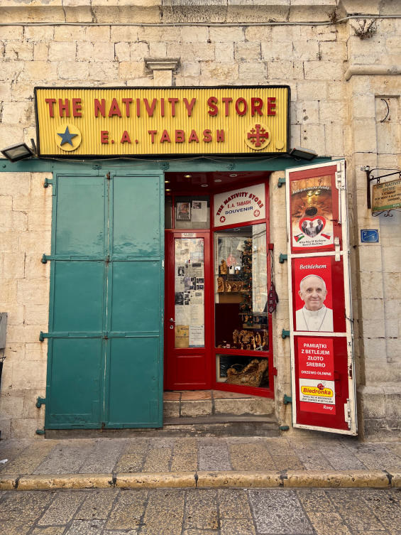 イスラエル占領下のヨルダン川西岸地区のベツレヘムで、タバシュ家が1927年にオープンし、現在はタバシュ家の3代目が経営する「降誕ストア」の様子。2023年12月9日撮影。（Reuters）