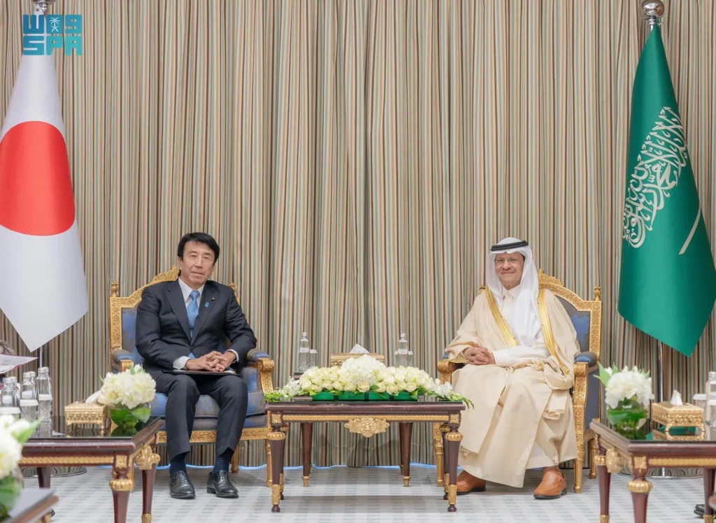 齋藤健経済産業大臣と、サウジアラビアのエネルギー大臣を務めるアブドゥルアジーズ・ビン・サルマン皇太子がリヤドで会談を行った。（SPA）