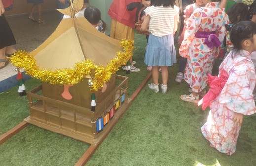 子供たちは御神輿を担いで学校の中庭を練り歩き、お祭りムードを盛り上げた。