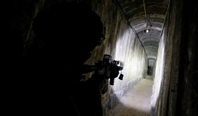 ガザ地区北部でイスラエル軍によるパレスチナのイスラム主義組織ハマスに対する地上作戦が続く中、ガザ市のアル・シファ病院の地下にあるトンネルを確保するイスラエル軍兵士。2023年11月22日撮影。(REUTERS)