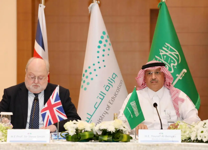 サウジアラビアのユセフ・ビン・アブドゥラー・ビン・ムハンマド・アル・ブニャン教育大臣は、サウジアラビアとイギリスの大学の代表者が参加する円卓会議に出席した。（SPA）