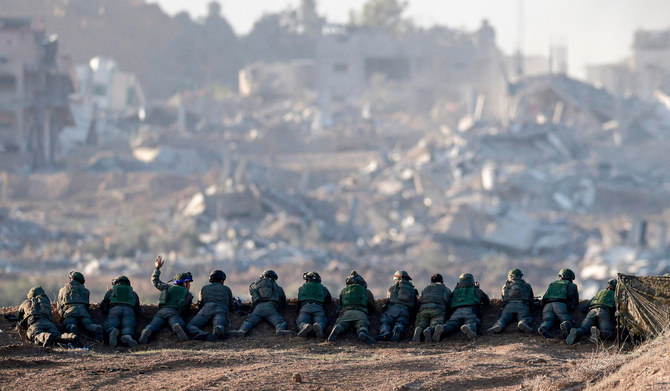 イスラエル軍と武装組織ハマスの戦闘が継続する最中、イスラエル南部のガザ地区との境界近傍で、ガザ地区北部を見渡す丘陵の上の位置を保持するイスラエル軍の兵士たち。2023年12月11日。(APF通信)