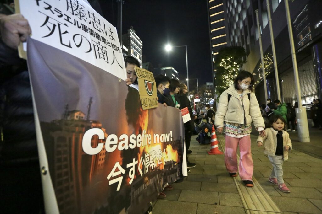 抗議者たちは日本の「平和憲法」に触れ、伊藤忠アビエーション、防衛産業部品の生産を専門とするイスラエル企業エルビットシステムズ、日本エヤークラフトサプライによる合意を非難した。(ANJ)