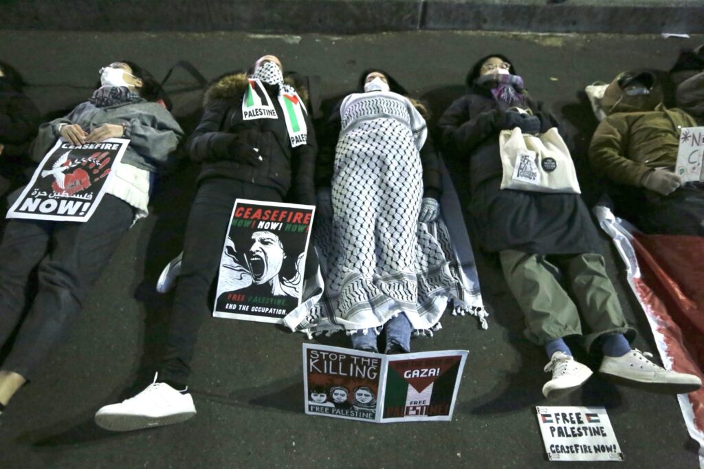 デモ参加者たちはクリスマスイブの日、ガザ地区のパレスチナ人やジャーナリストに対する「無差別かつ犯罪的」な爆撃を交互に非難した。(ANJ)