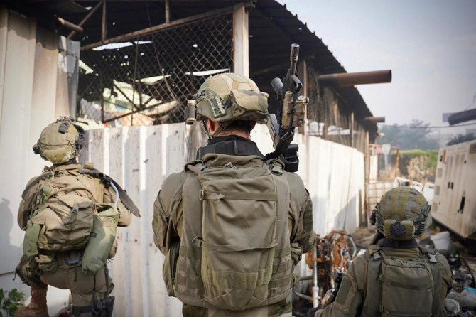 2023年12月8日、イスラエルとハマスの戦闘が続く中、イスラエル兵がガザ地区で任務に当たる様子。（イスラエル国防軍からロイター通信が引用）