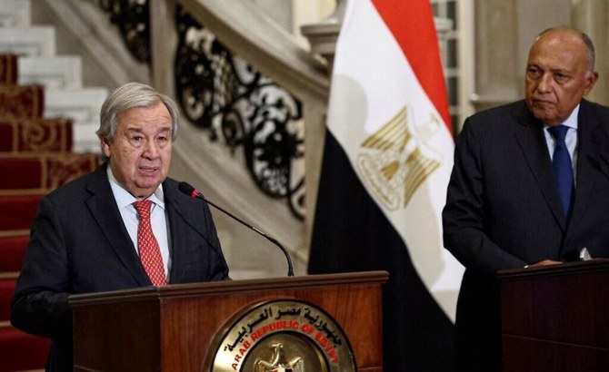 2023年10月19日、カイロで記者会見を行う国連のアントニオ・グテーレス事務総長とエジプトのサーミフ・シュクリー外務大臣。（AFP）