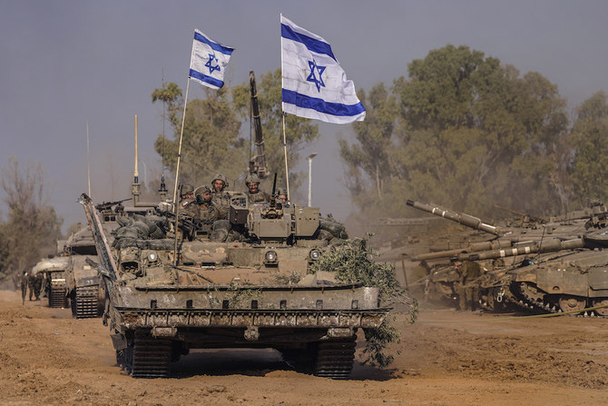 イスラエル南部のガザ地区での戦闘後、宿営地に到着したイスラエル軍の車両。（AP）
