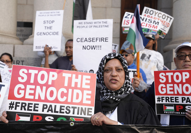2024年1月11日、南アフリカ、ケープタウンの高等裁判所の外でピケを張る親パレスチナ支持者たち。（AP通信）
