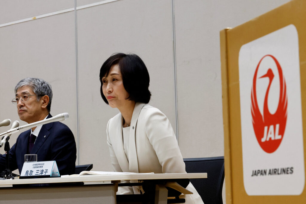 記者会見に臨む日本航空の赤坂祐二現社長と鳥取三津子新社長(2024年1月17日、東京)。(REUTERS)