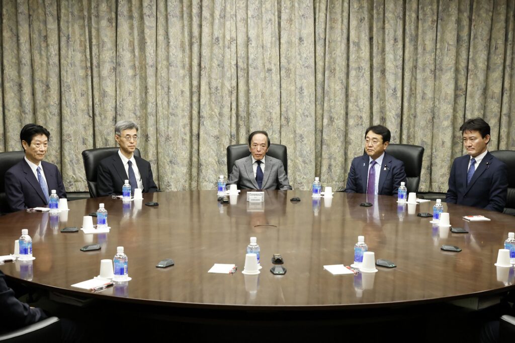 2024年1月23日、東京の日銀本店で開かれた金融政策決定会合に出席した植田和夫総裁(C)らの様子。(AFP)