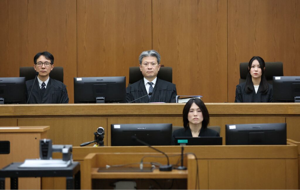 青葉真司被告の判決公判が開かれた法廷に臨む京都地裁の増田啓介裁判長（上、C）ら＝2024年1月25日、京都市。日本の裁判所は1月25日、36人が死亡した2019年のアニメスタジオ放火事件の犯人に有罪の判決を下し、判決はこの日のうちに言い渡されると地元メディアは報じた。(写真：時事通信／AFP＝時事）