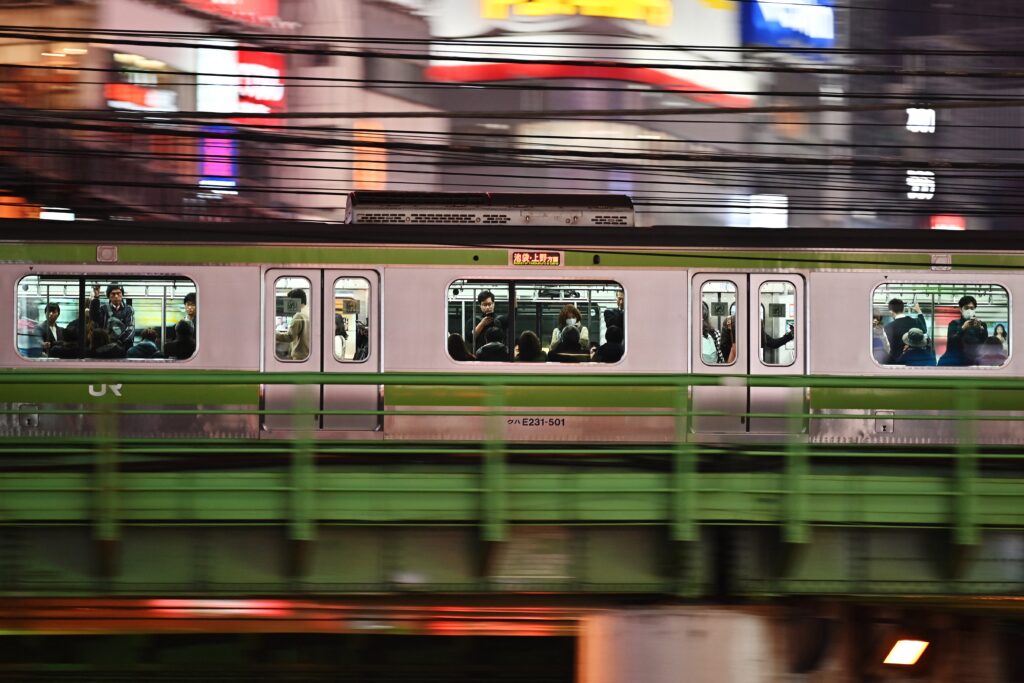 電車はＪＲ御徒町駅から秋葉原駅方面に向かっていた。署員が駆け付けた際、駅員らが女の身柄を取り押さえていた。(AFP)