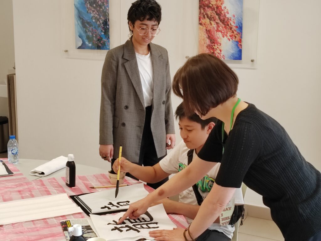 イベントでは、書き初め(日本式の書道)、風呂敷(日本の布によるラッピング)、伝統的な日本舞踊など、さまざまなアクティビティがおこなわれた。(提供)