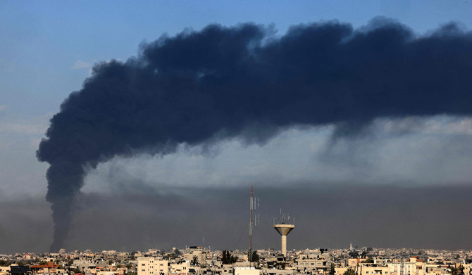 2024年1月21日、イスラエルによる砲撃を受け、上空に煙が立ち込めるガザ地区南部のハーン・ユーニス。(AFP)