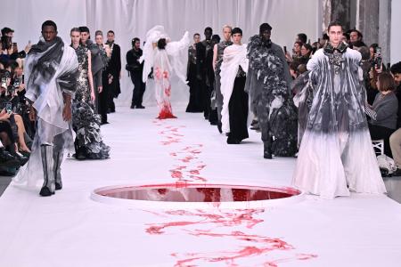 2024年1月24日、パリで開催された2024年春夏ウィメンズオートクチュールファッションウィークで、ユイマ・ナカザトの作品を発表するモデルたち。（AFP）