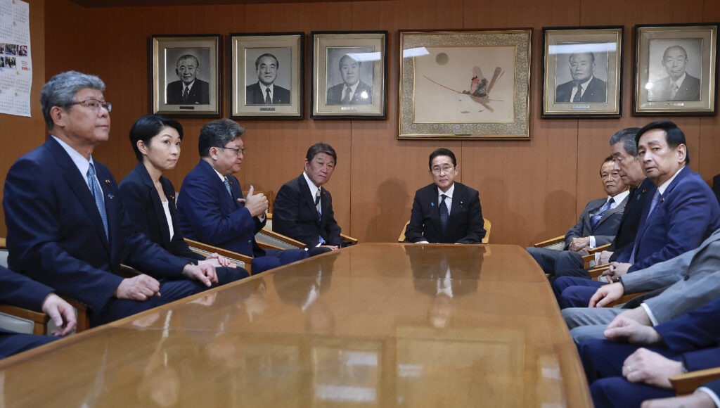 刷新本部のメンバーは３８人で、麻生太郎副総裁と菅氏が最高顧問、茂木氏ら党役員が本部長代行・代理に就任。(AFP)