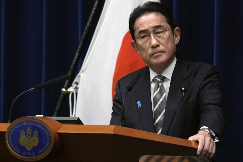 17日に初めて収支報告書の修正について報告を受けたと説明した。 (AFP)